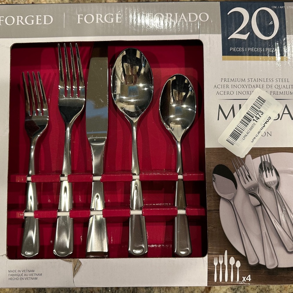 Mikasa Premium Stainless Steele Lofton Silver 20 piece Flatware Set NIB